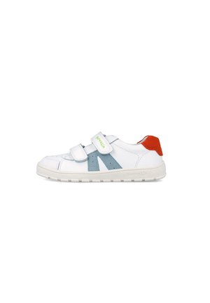Zapatilla deportiva blanca para niños con detalle lateral azul, lengüeta trasera roja y dos correas blancas de velcro sobre fondo blanco.