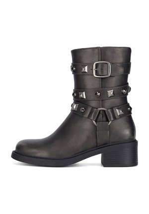 Bota negra de cuero hasta la mitad de la pantorrilla con tacón bajo de bloque, correas decorativas con tachuelas metálicas y una hebilla lateral.