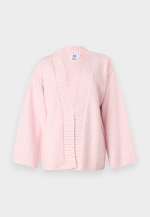 Ljust rosa cardigan i mjukt, texturerat tyg. Har en bred öppen framsidan, ribbade kanter och ärmar i armbågslängd. Inga knäppningar.