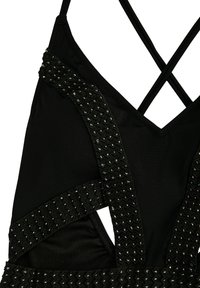 Sort badedragt med krydsede stropper og teksturerede stofpaneler fremhævet med små sølvnitter foran.