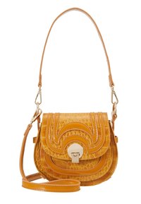 Piccola borsa a tracolla in pelle gialla senape con texture a coccodrillo, cuciture curve e un chiusura circolare in argento sul pattina frontale.