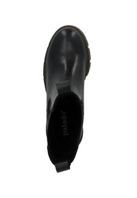 Botín de cuero negro con punta redondeada, paneles laterales elásticos y una pequeña lengüeta trasera. Presenta una suela de goma texturizada y un diseño con un branding minimalista.