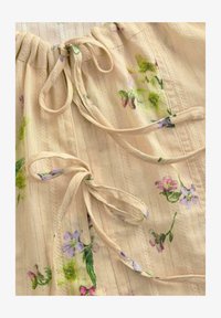 Sélectionné, natural floral print