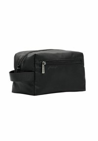 Zwarte toilettas gemaakt van duurzaam materiaal, met een ritsopening aan de bovenkant, een zijhandgreep en een voorvak voor extra opslag.