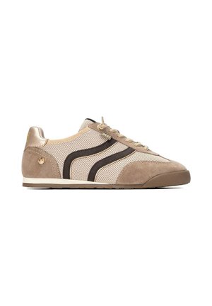 Zapatilla casual beige y marrón con parte superior de ante y malla, diseño con cordones y franjas onduladas oscuras en el lateral.