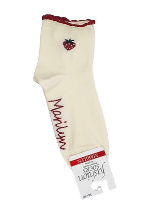 Kremowa skarpetka do kostki z czerwoną marszczoną górą, małym wzorem truskawki przy mankiecie i czerwonym napisem „Marilun” z boku.