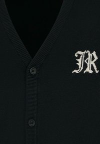 Cardigan nero con scollo a V, bordi a coste, chiusura con un bottone e logo "JR" ricamato in bianco sul petto.