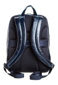 Mochila azul marino con respaldo y correas de hombro de malla acolchada, detalles en cuero suave y costuras en turquesa.