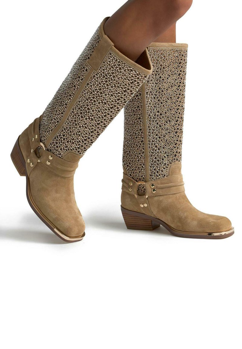 Botas altas de ante en tono beige con un motivo de cuentas texturizadas, una correa decorativa con hebilla y un tacón bajo apilado.