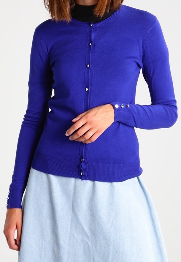 Modrý pletený cardigan s dlouhými rukávy, kulatým výstřihem, předním zapínáním na knofy a dekoračními knoflíky na manžetách. Hladká, lehká látka.