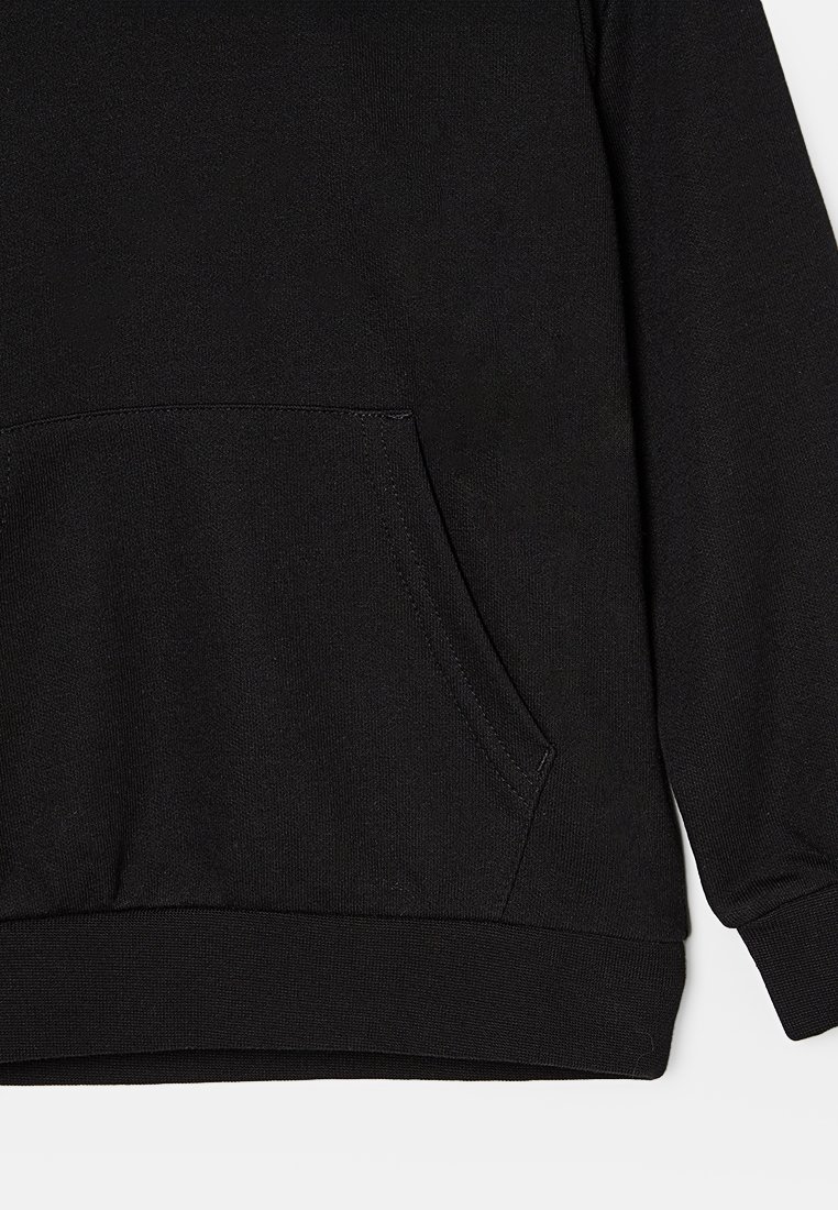 Felpa nera realizzata in cotone testurizzato. Presenta una tasca frontale e polsini e orlo a costine per una vestibilità aderente. Design semplice e privo di ornamenti.