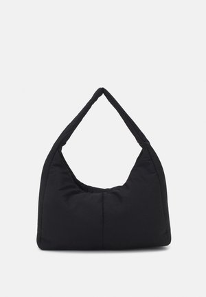 Czarna pikowana torba typu hobo z szerokim, miękkim paskiem i zaokrąglonym dnem, przedstawiona na jednolitym jasnym tle.