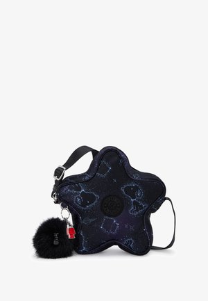 Stjernemønstret sort crossbody taske med blå Snoopy stjernebilleder, justerbar rem og fastgjorte sorte pom-pom og rød charme.