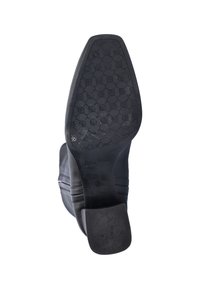 Botte à talon noir avec une tige en cuir lisse et une semelle en caoutchouc à motif. Présente une couture horizontale discrète et un talon bloc robuste.