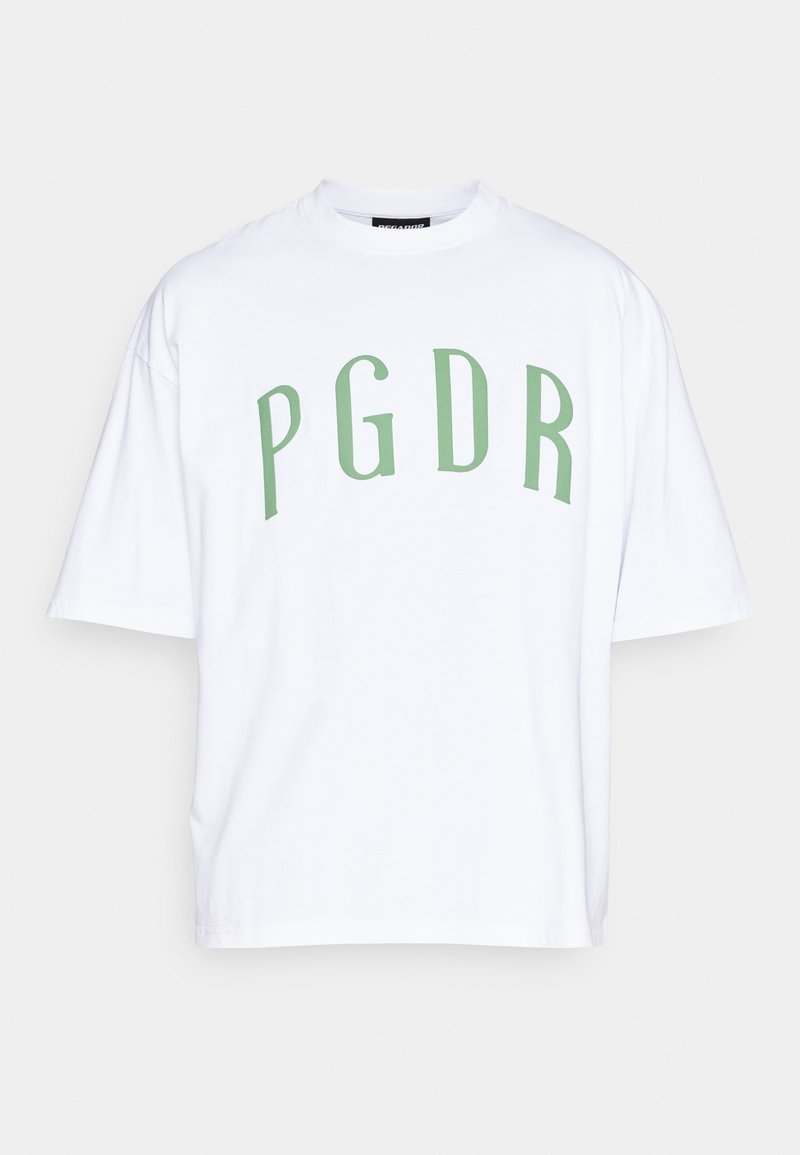 T-shirt blanc oversized à manches courtes avec col rond et texte "PGDR" imprimé en vert sur la poitrine.