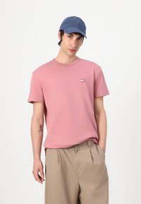 Tommy Jeans BADGE TEE - T-shirt basique - tahiti berry tonal