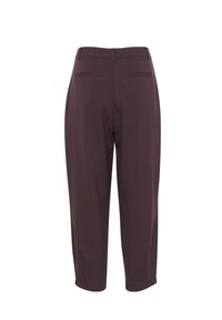 Brune skræddersyede bukser med to baglommer, tapered ben og en glat tekstur. Har en mid-rise talje og slidser i siden ved kanten.