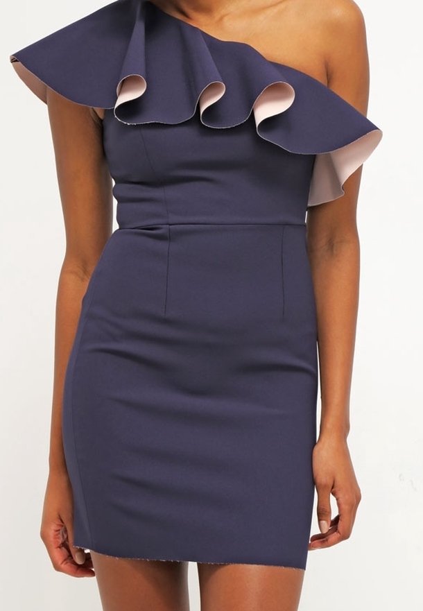 Robe asymétrique à une épaule en navy avec des accents froncés rose pâle. Design ajusté avec une finition texturée et un ourlet droit.