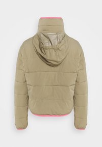 Giacca imbottita khaki con cappuccio, caratterizzata da un accento rosa al colletto e all'orlo, e un design trapuntato per l'isolamento.