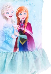 Himbeerfarbene Bademode mit einem rüschierten Tüllrock. Verfügt über ein bedrucktes Design von zwei Charakteren mit lebendigen Farben und glitzernden Akzenten.