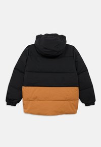 Zadnji pogled na podloženo jakno z zgornjim delom in rokavi v črni barvi, spodnji del v rjavi barvi, z elastičnimi manšetami in pritrjeno kapuco.