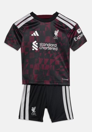 Liverpool FC sort og mørkerødt ternet fodboldtrøje med Standard Chartered-logo og matchende sorte shorts med hvide striber og klublogo.