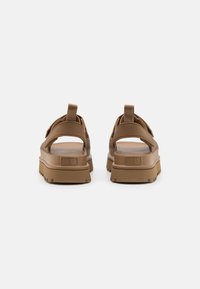 UGG GOLDENGLOW - Sandale s platformom - bison brown