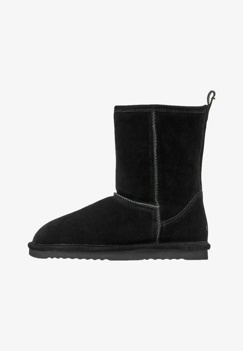 Botte d'hiver en daim noir mi-mollet avec semelle plate, bout arrondi, coutures visibles et languette en tissu à l'arrière.