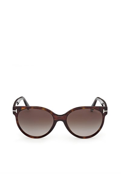 Hnědé želvovinové sluneční brýle s gradientními hnědými čočkami. Odvážný nadměrný tvar kočičích očí, zdobený stříbrnými akcenty na stranicích.