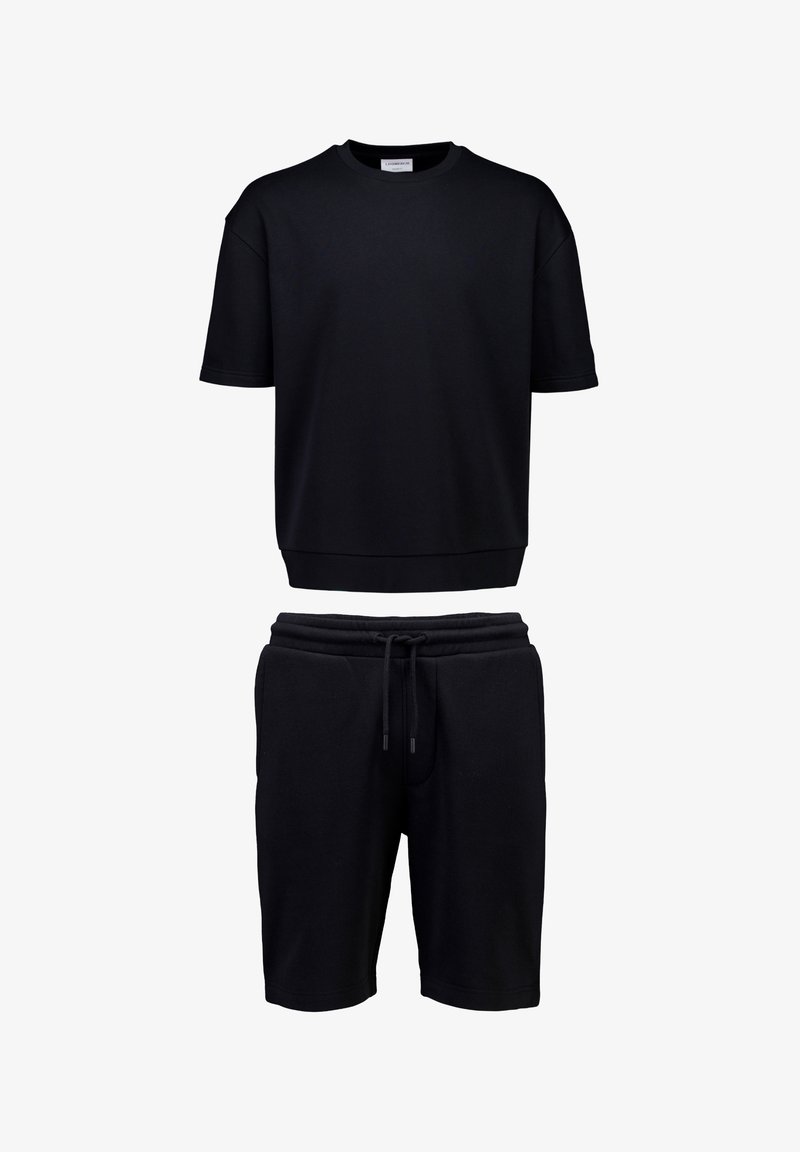 Μαύρο φούτερ με κοντά μανίκια και ριμπ τελείωμα, συνδυασμένο με μαύρο σορτς με κορδόνι, απεικονισμένα σε λευκό φόντο.