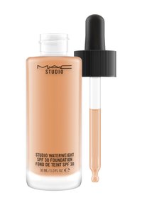 Base de maquillaje Waterweight de MAC Studio en un frasco de vidrio transparente de 30 mL, con un líquido beige melocotón y una tapa de pipeta negra para la aplicación.