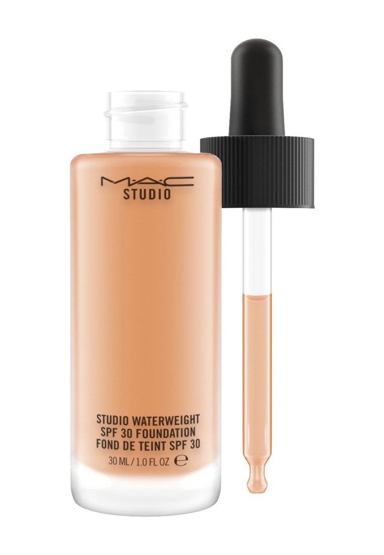 MAC Studio Waterweight Foundation in einer klaren Glasflasche, 30 ml, mit einer pfirsichbeigen Flüssigkeit und einem schwarzen Pipettenverschluss zur Anwendung.