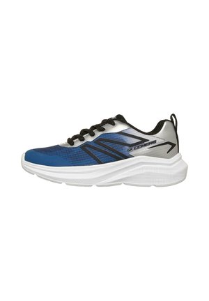 Zapatilla deportiva Skechers azul y plateada con cordones negros, suela blanca elevada y lengüeta en el talón, mostrada desde el lado exterior.