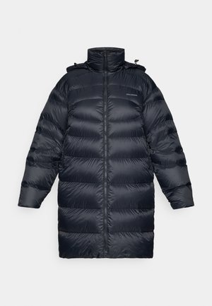 Casaco puffer preto com gola alta, fecho frontal total e mangas longas. Apresenta compartimentos para isolamento e cordões ajustáveis na capucha.