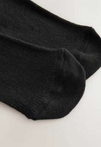 Schwarz Baumwoll Crew Socken mit geripptem Muster, ausgestattet mit glatten Zehennähten und einem klassischen Design, das sich für den täglichen Gebrauch eignet.