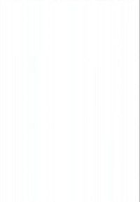 Man in pak en vrouw in zwarte jurk houden elkaars handen vast en lachen in een zwart-witte modefoto met verticale schaduwlijnen.