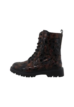 Botte montante à lacets avec surface noire et brun foncé brillante et texturée, semelle épaisse noire avec des rainures profondes.