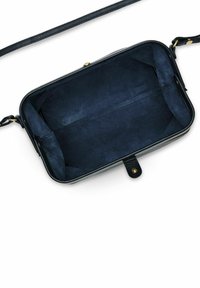 Borsa in pelle nera con forma rettangolare, hardware dorato e rivestimento interno liscio. Presenta una tracolla lunga e sottile e una chiusura magnetica.