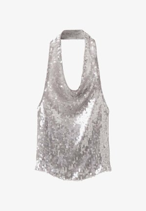 Srebrny top halter neck pokryty cekinami z głębokim dekoltem i bez rękawów.