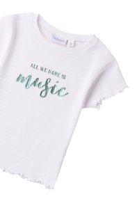 Biała, prążkowana t-shirt z krótkim rękawem i okrągłym dekoltem, z napisem "WSZYSTKO, CO MAMY, TO MUZYKA" w zielonej, teksturowanej czcionce. Rękawy o surowych krawędziach.