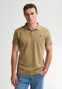 Polo shirt verde oliva realizzato in cotone morbido, con colletto classico, maniche corte e un piccolo logo sul lato sinistro del petto.