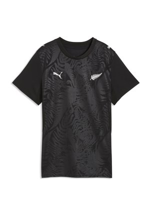 Zwart sportshirt met korte mouwen en een donker varenpatroon, wit Puma-logo op de rechterborst en wit zilveren varenembleem op de linkerborst.