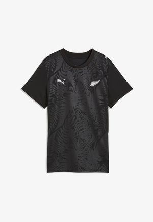 Camiseta deportiva negra de manga corta con patrón oscuro de helechos, logo blanco de Puma en el pecho derecho y emblema blanco de helecho plateado en el pecho izquierdo.