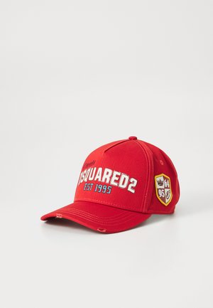 Casquette de baseball rouge avec logo brodé "DSQUARED2 EST 1995" en blanc et bleu. Comprend un patch sur le côté avec des accents jaunes et rouges.