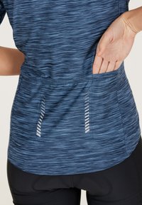 Blå, texturerad sporttröja med horisontella ränder, som har en bakficka och reflexdetaljer på sidorna.