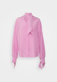 Blusa di satin rosa con colletto annodato, chiusura frontale con bottoni e maniche lunghe con ampi polsini. Texture liscia e vestibilità comoda.