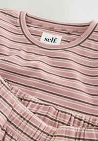 Set de haine din material moale cu dungi roz şi maro, cu talie elastică şi gât rotund, etichetat "self." pe interiorul gulerului.