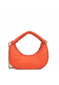Borsa in pelle arancione con forma rotonda, manico superiore e tracolla rimovibile a catena. Superficie texture con finitura liscia.