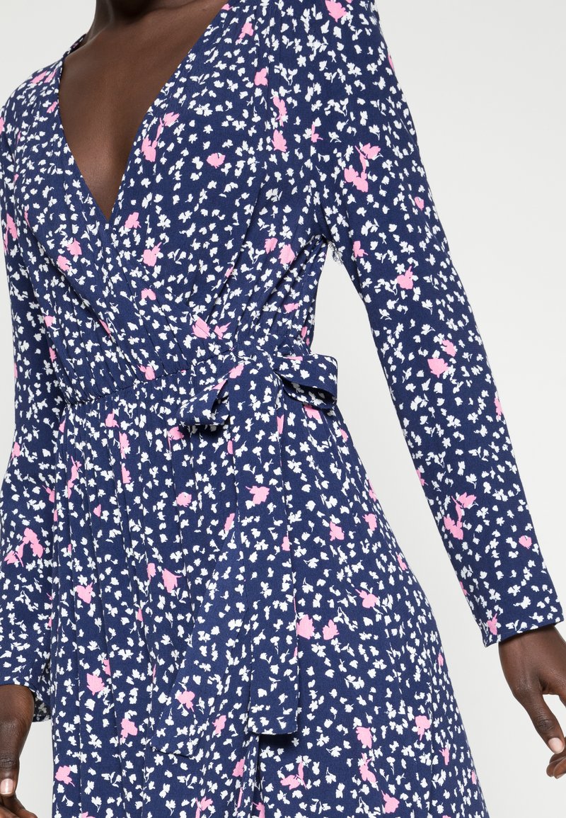 Damen Freizeitkleider | Marks & Spencer MIDI WRAP DRES Freizeitkleid blue mix/blau - KF55963 Damen Freizeitkleider | Marks & Spencer MIDI WRAP DRES Freizeitkleid blue mix/blau - KF55963