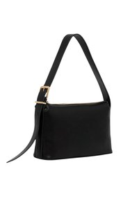 Borsa a mano in pelle nera con finitura liscia, forma rettangolare, una tracolla singola e dettaglio fibbia in tono oro. Chiusura superiore con cerniera.